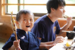 魚を喜んで食べる子供