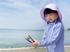 海岸にいる子供