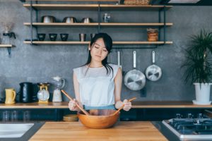 ご飯作りに疲れた妻のイメージ