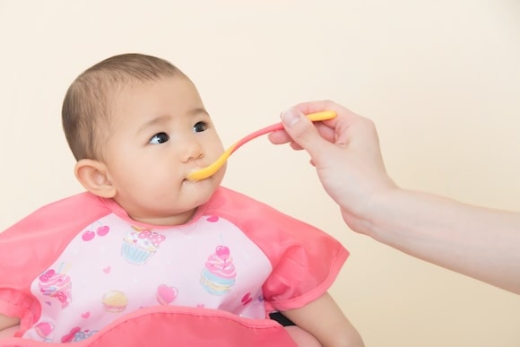 離乳食を食べる赤ちゃん