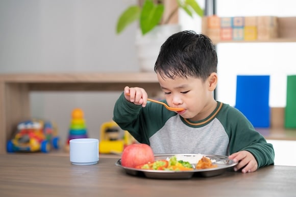 自分でご飯を食べる2歳児