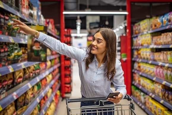 食品を買う人