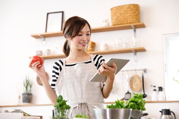 キッチンで料理する女性