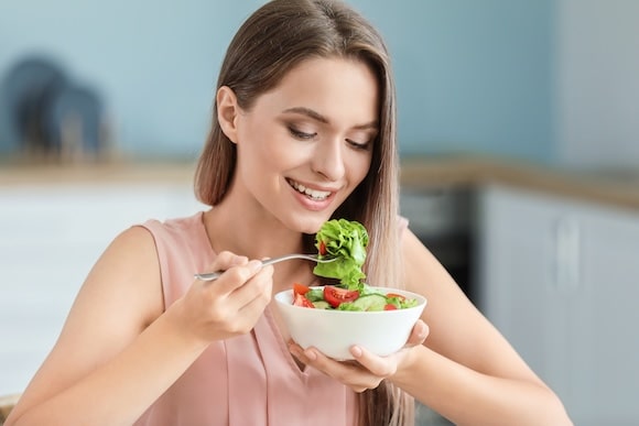 フレッシュな野菜を食べる人